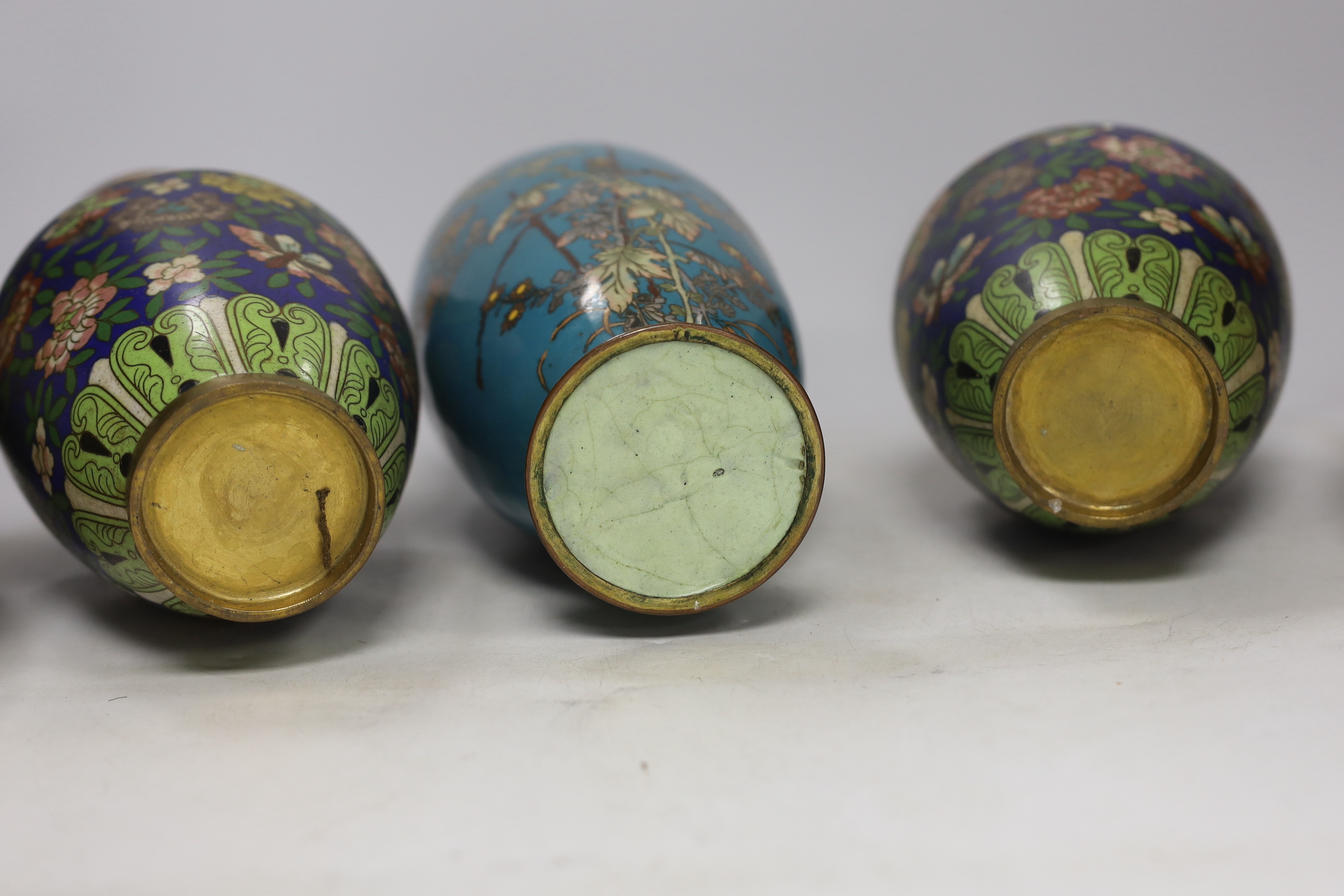 Two pairs of Chinese cloisonné enamel vases and a Japanese turquoise ground vase, 30cm high (5)